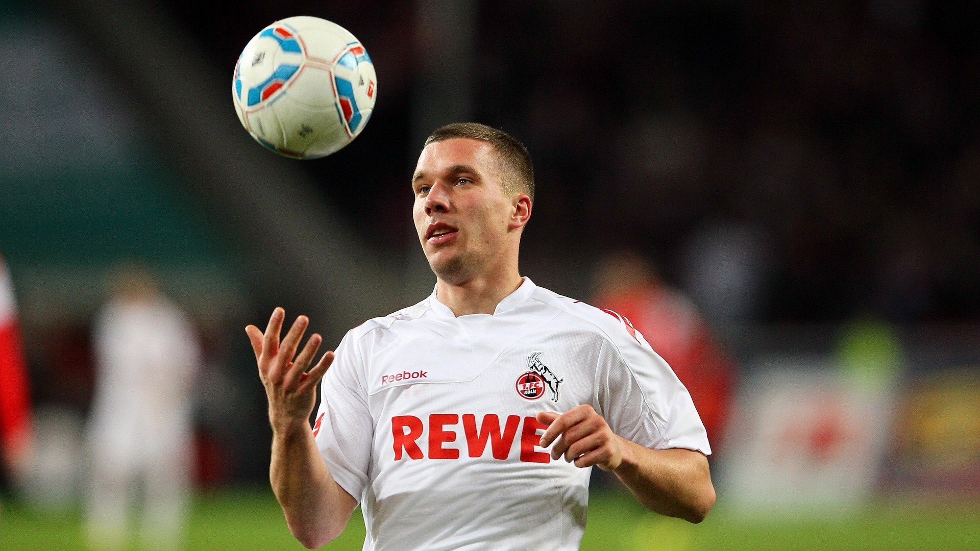 FB体育官方网站-当引擎咆哮遇见倒挂金钩，哈兰德在F1街道赛之夜的跨界惊艳