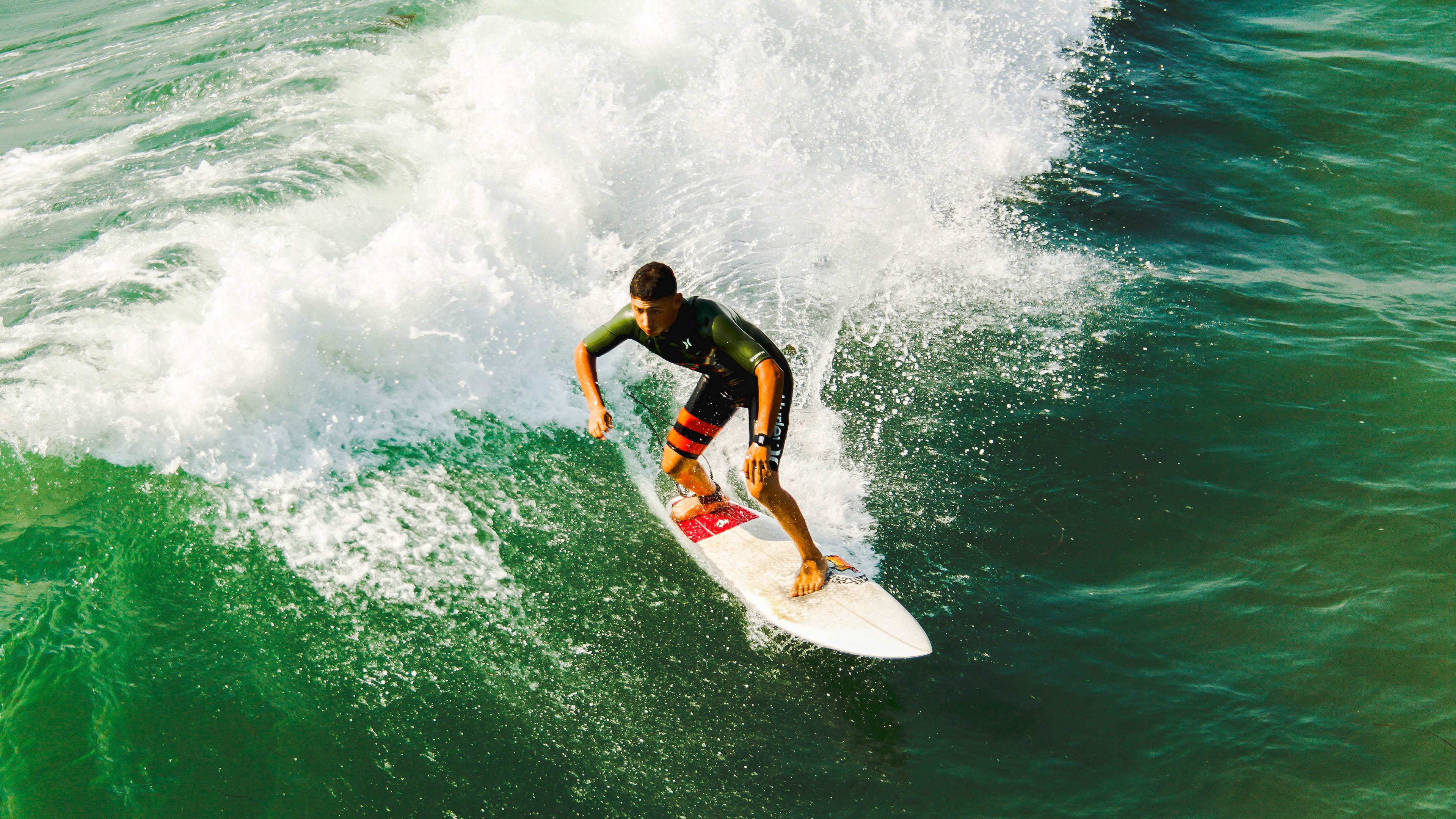 FB体育在线-黄蜂单节风暴拉开差距，锡安暴力美学点燃赛场